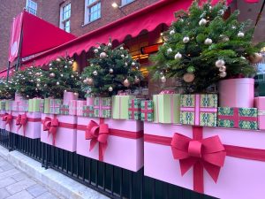 34 Mayfair Christmas Trees and Presents Decoration