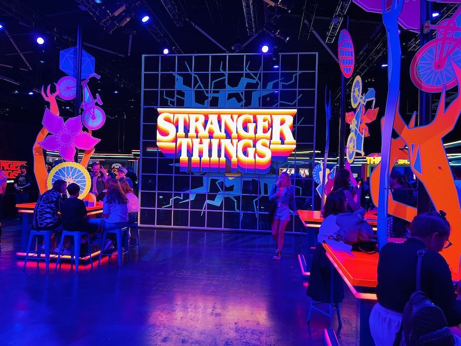 Things Go ǝpᴉsdՈ uʍoᗡ this Year – Stranger Things Experience