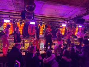 Coyote Ugly – Guests Dancing with Coyots