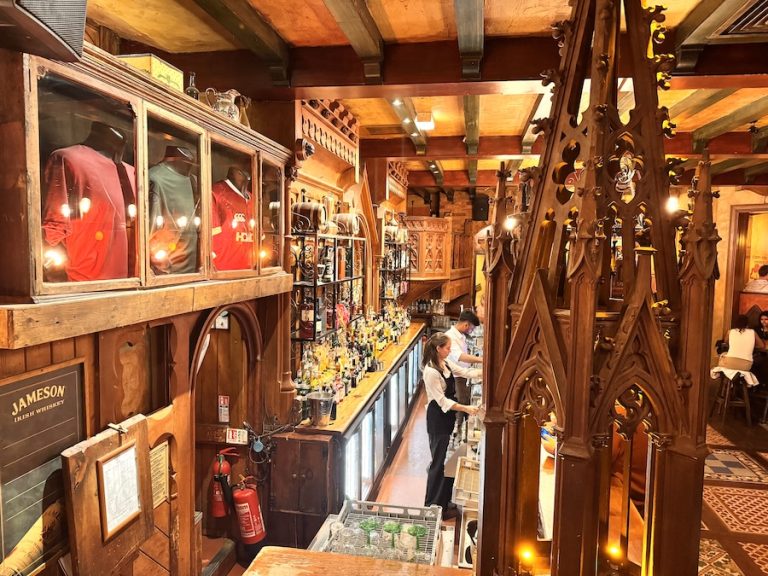 This London Pub Looks Straight Out of The Lord of the Rings &ndash; Waxy O